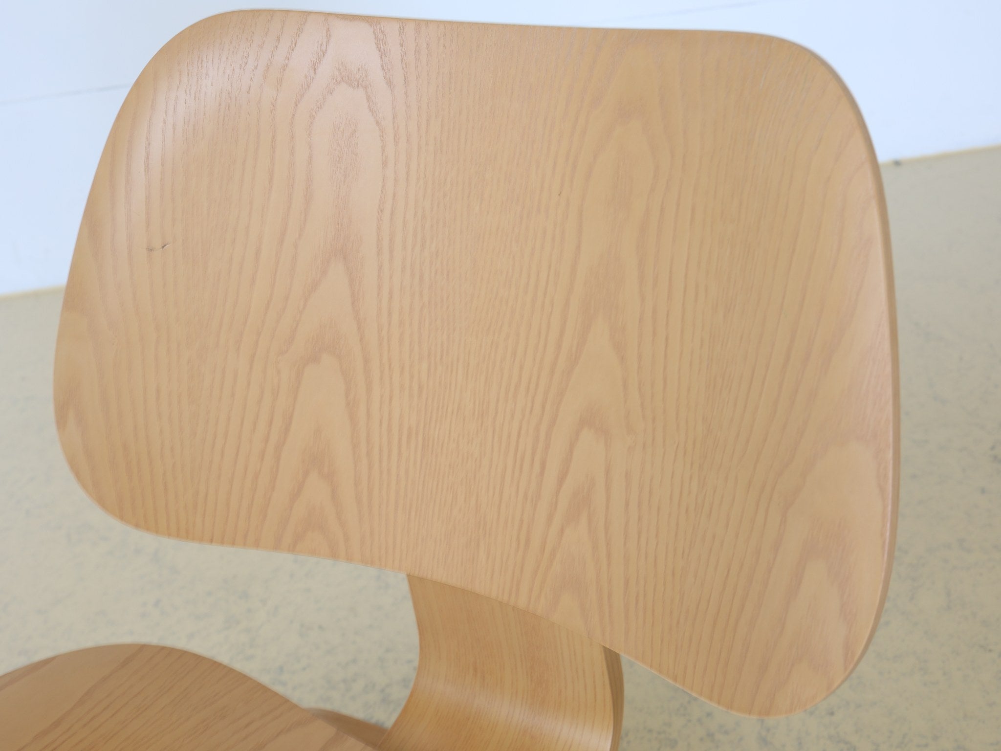 Eames Plywood Group LCW Detailaufnahme des warmen Eschenfurniers