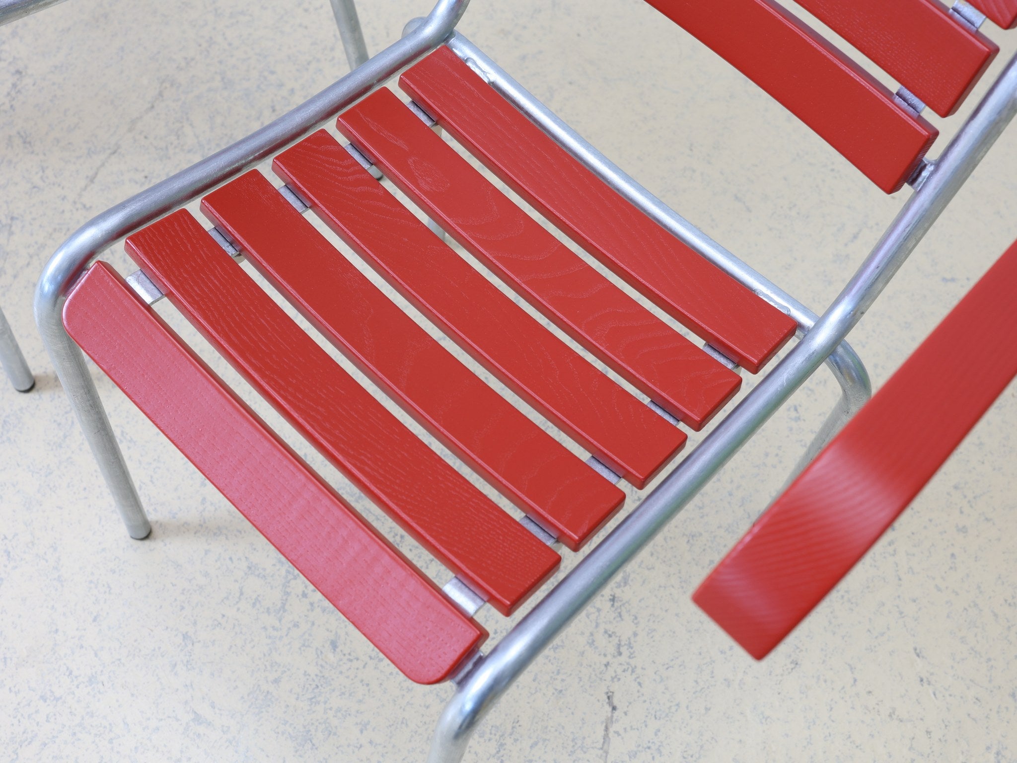 Schweizer Lattenstühle 4er-Set in Rot mit verzinktem Stahlgestell und Eschenholz-Latten