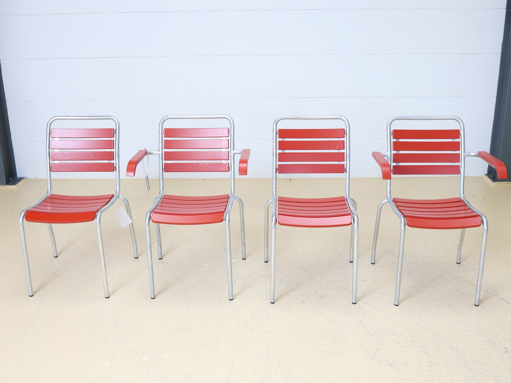 Klassischer Schweizer Lattenstuhl in Rot, Seitenansicht mit Stahlrohrgestell