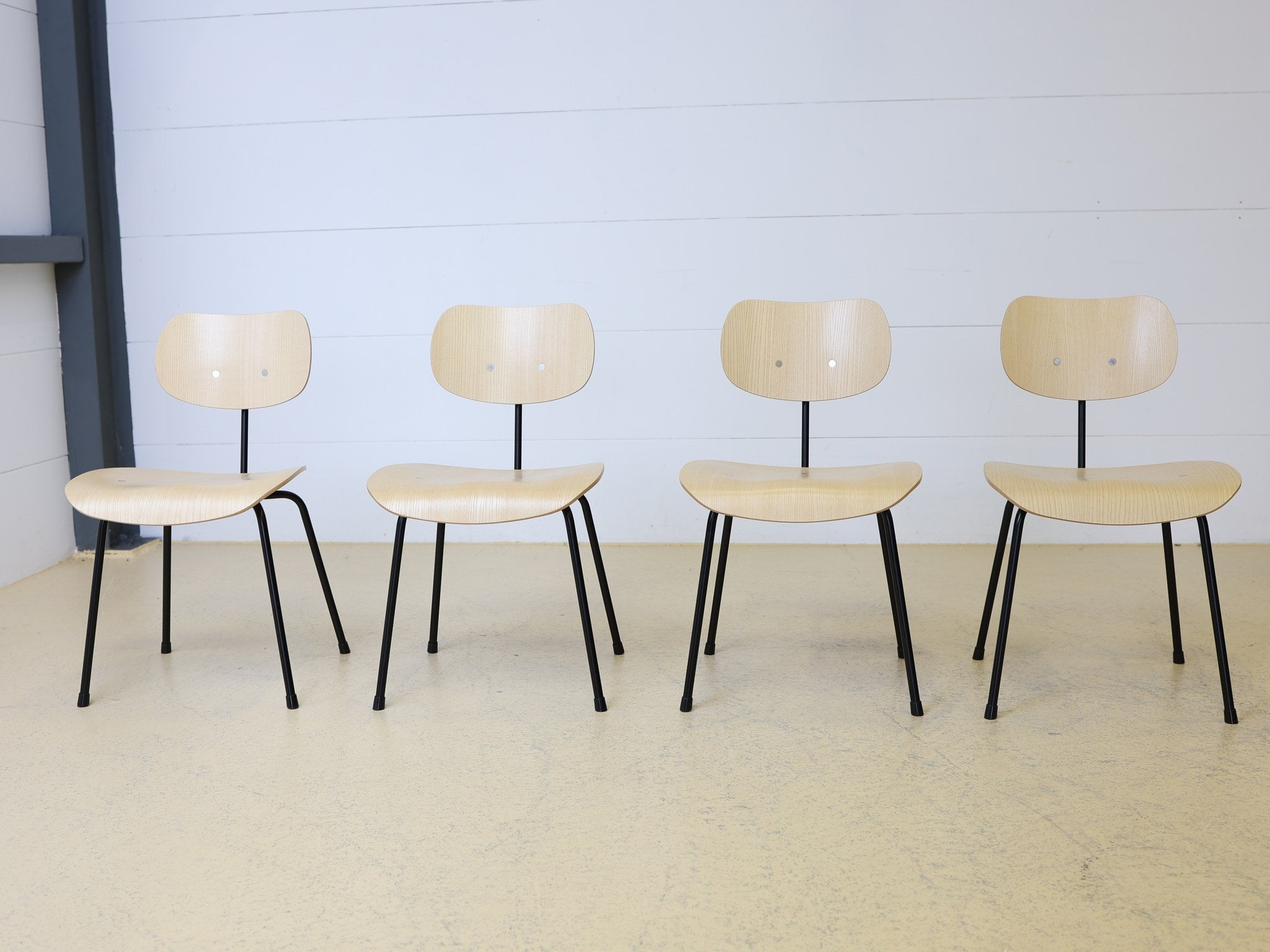 Detailansicht SE 68 Stuhl Sitzfläche aus formgepresstem Eschenholz