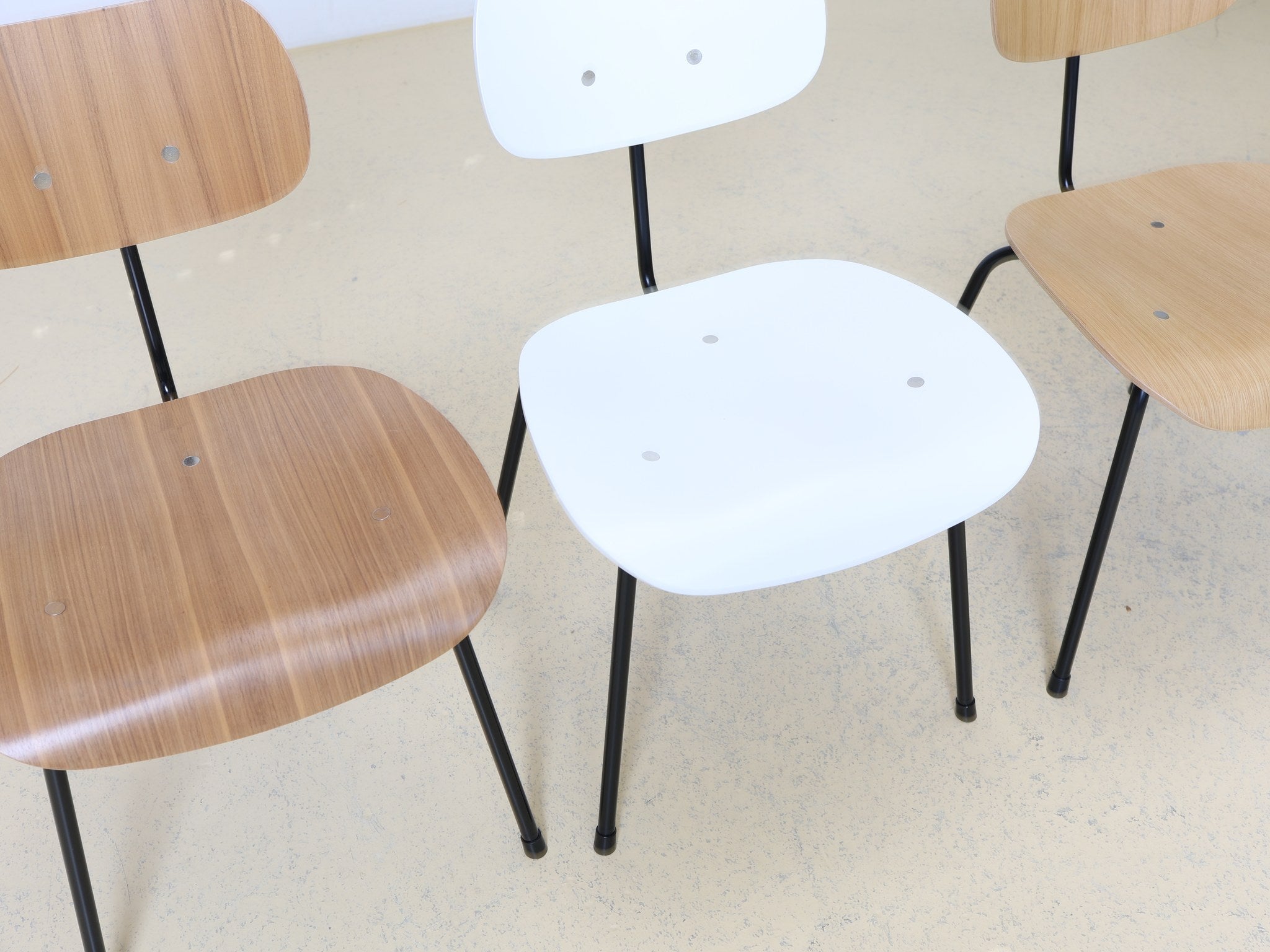 SE 68 Stuhl in Eiche natur – Seitenansicht zeigt elegante Linienführung