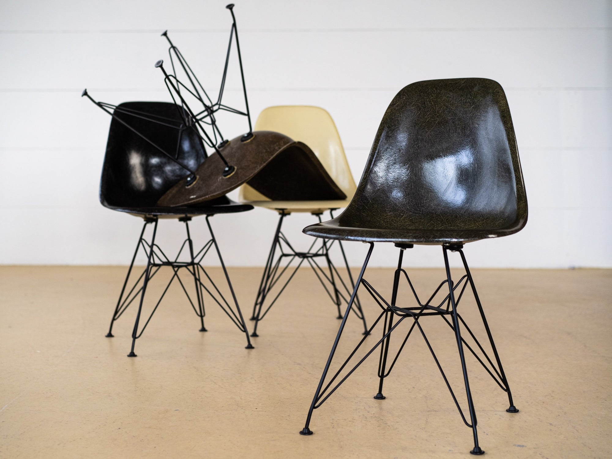 Charles & Ray Eames Fiberglas Stühle im Set