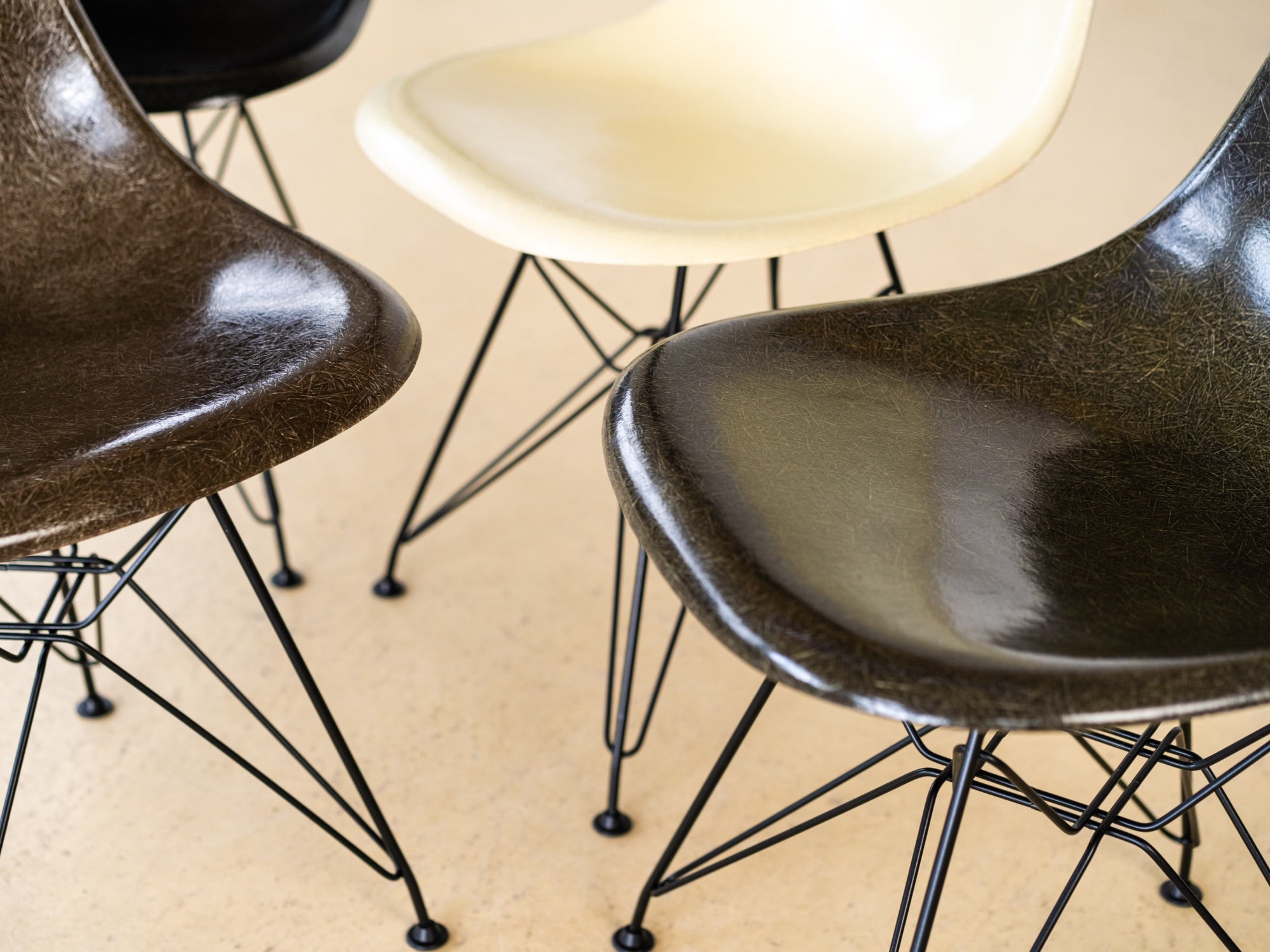 Charles & Ray Eames Fiberglas Stühle im Set
