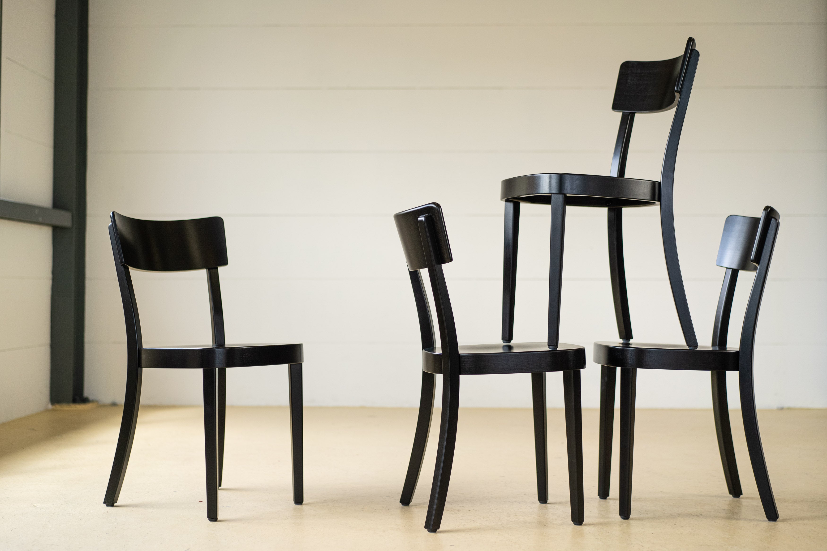 Schwarzer Horgen Glarus Classic Stuhl aus gebogenem Buchenholz. Ein eleganter Schweizer Designklassiker als Neuware bei atelier TILIJA.