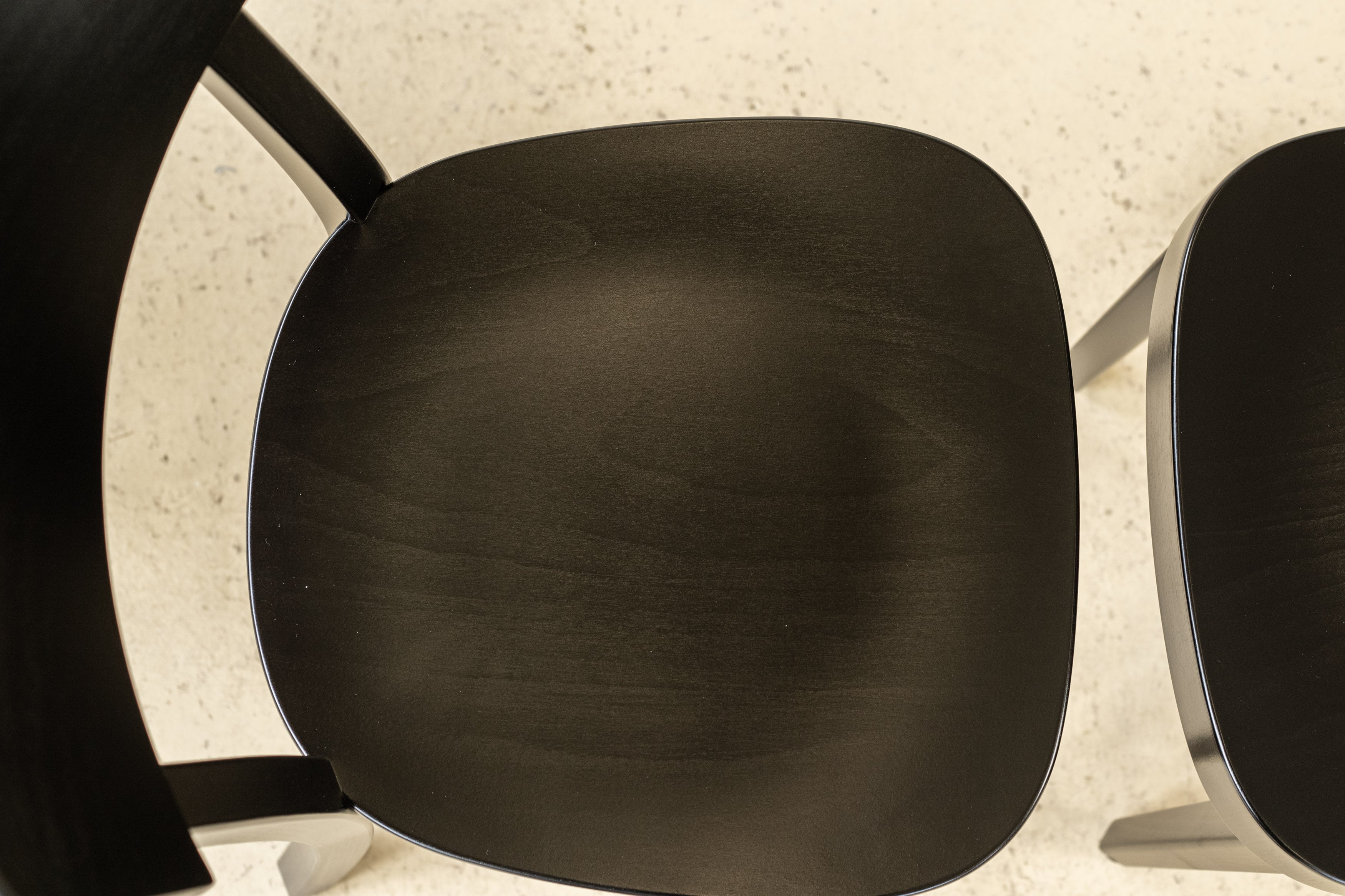 Schwarzer Horgen Glarus Classic Stuhl aus gebogenem Buchenholz. Ein eleganter Schweizer Designklassiker als Neuware bei atelier TILIJA.