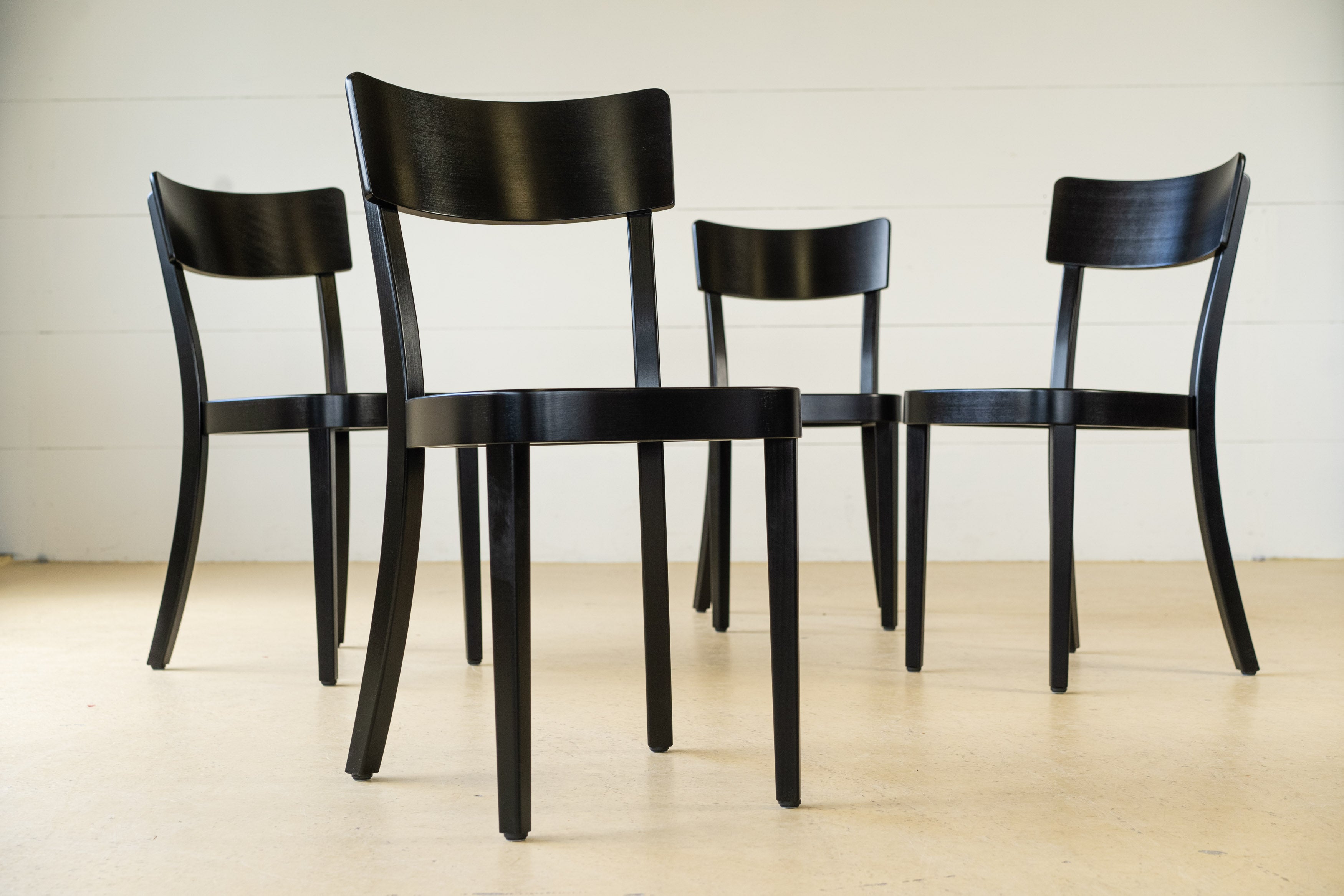 Schwarzer Horgen Glarus Classic Stuhl aus gebogenem Buchenholz. Ein eleganter Schweizer Designklassiker als Neuware bei atelier TILIJA.