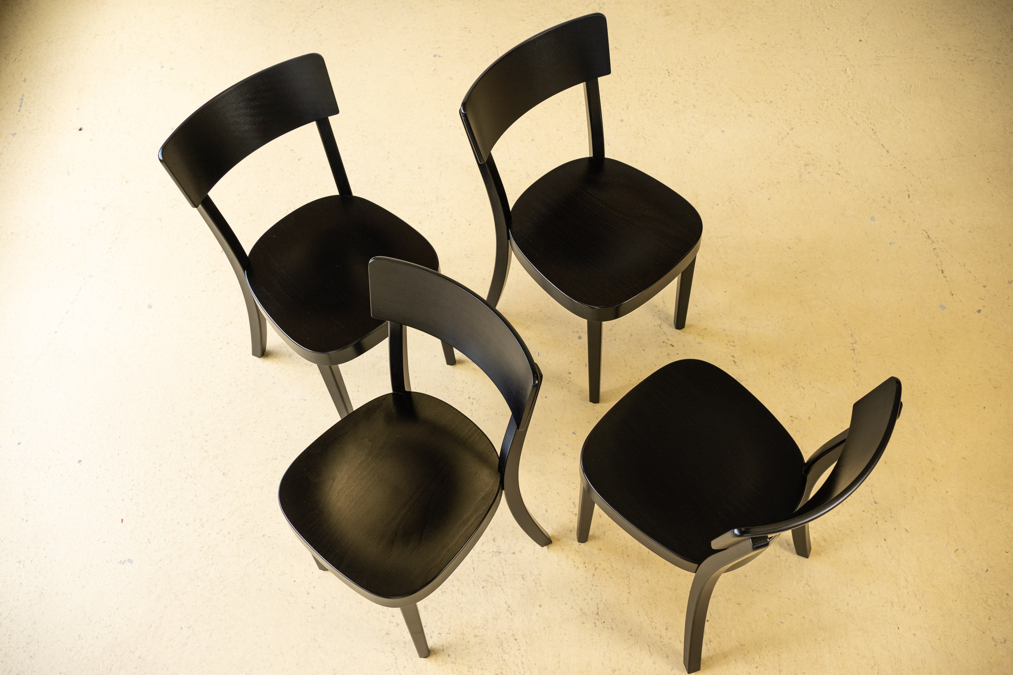 Schwarzer Horgen Glarus Classic Stuhl aus gebogenem Buchenholz. Ein eleganter Schweizer Designklassiker als Neuware bei atelier TILIJA.