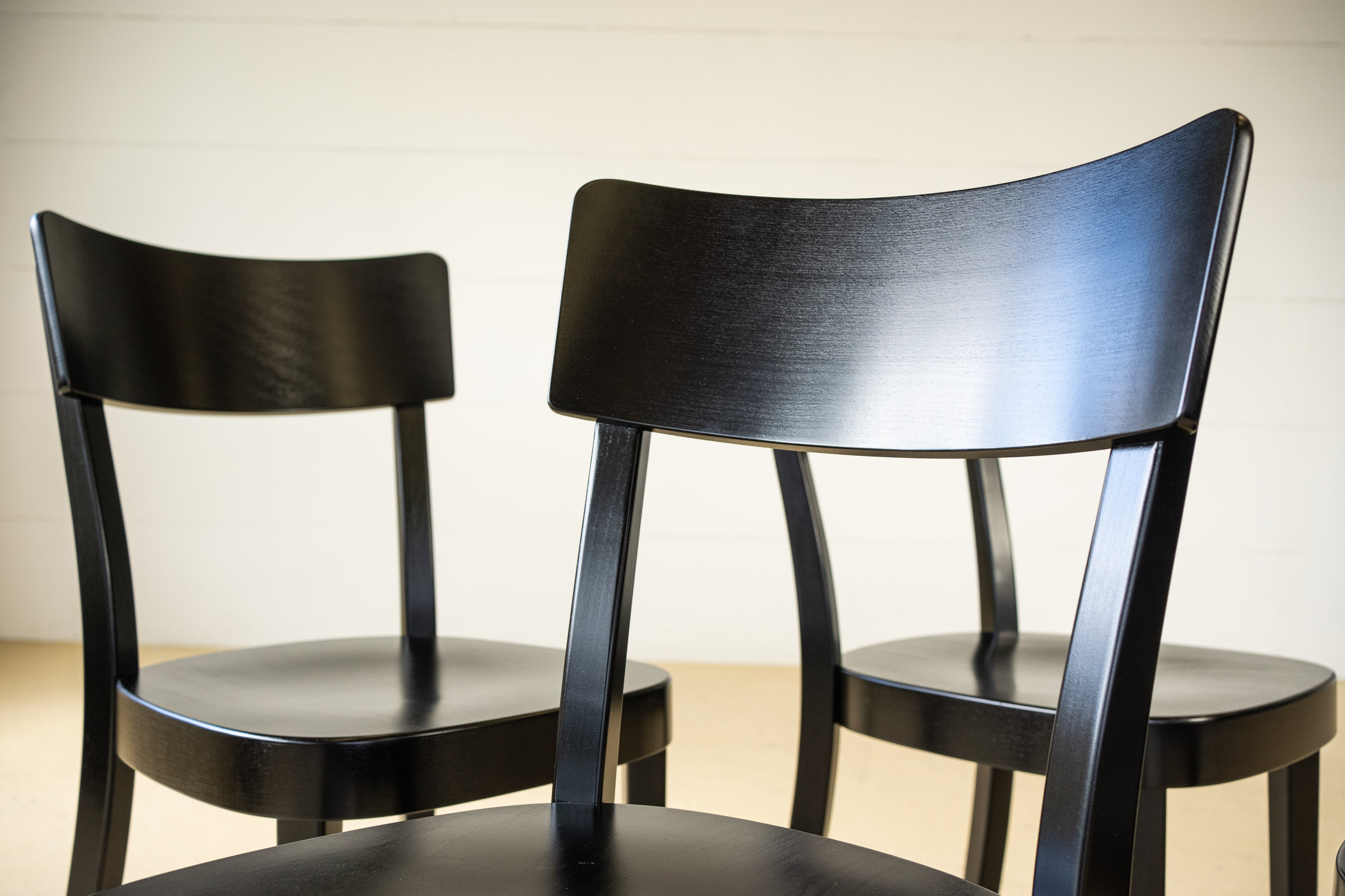 Schwarzer Horgen Glarus Classic Stuhl aus gebogenem Buchenholz. Ein eleganter Schweizer Designklassiker als Neuware bei atelier TILIJA.