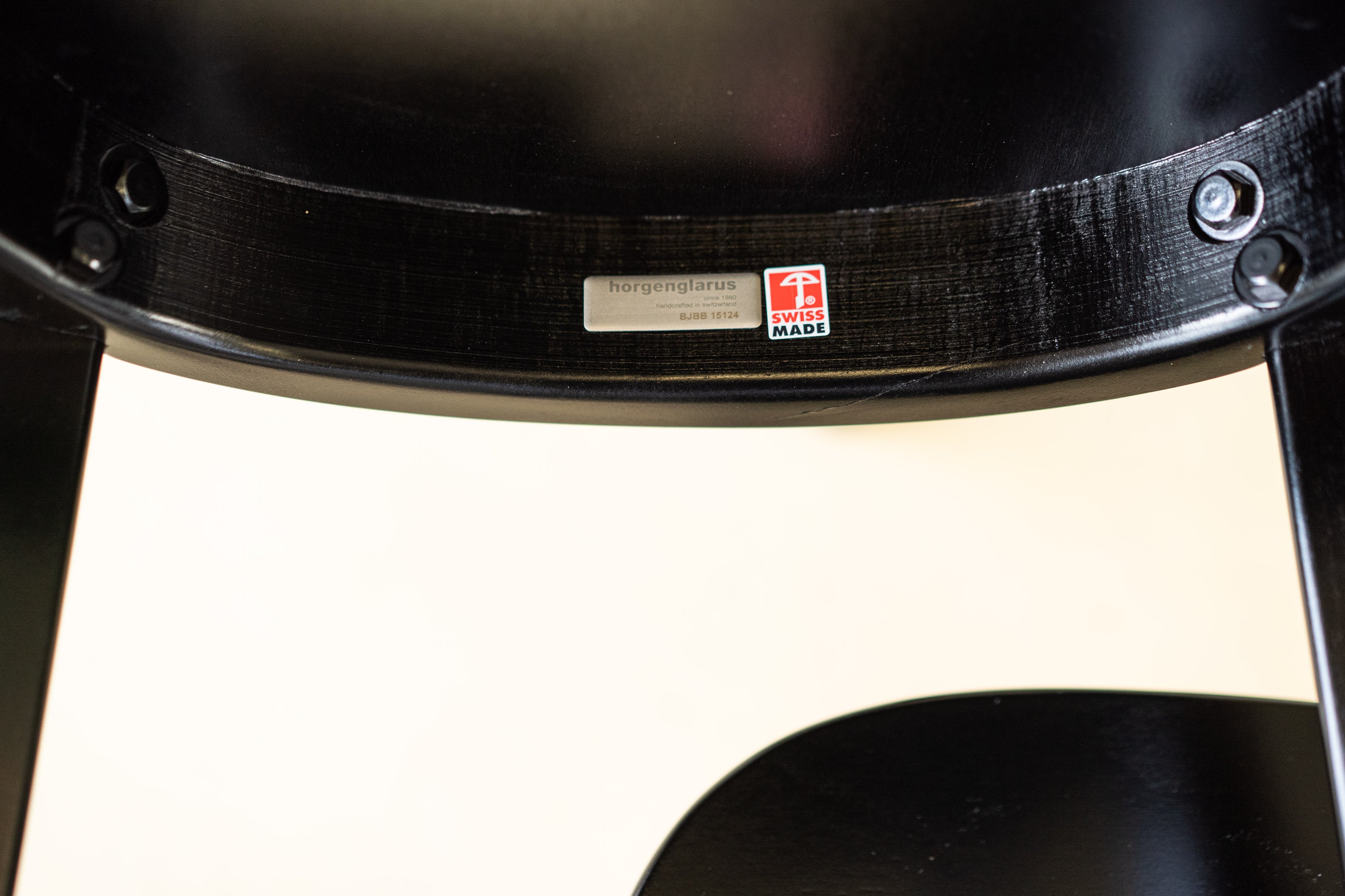 Schwarzer Horgen Glarus Classic Stuhl aus gebogenem Buchenholz. Ein eleganter Schweizer Designklassiker als Neuware bei atelier TILIJA.