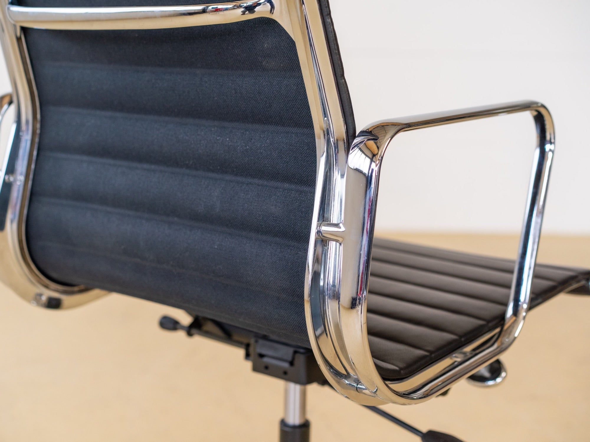 Ein Vitra Eames Aluminium Chair EA 117 mit Rollen, occasion in top Qualität. Der ideale Bürostuhl für Ihr Home Office, erhältlich bei atelier TILIJA.