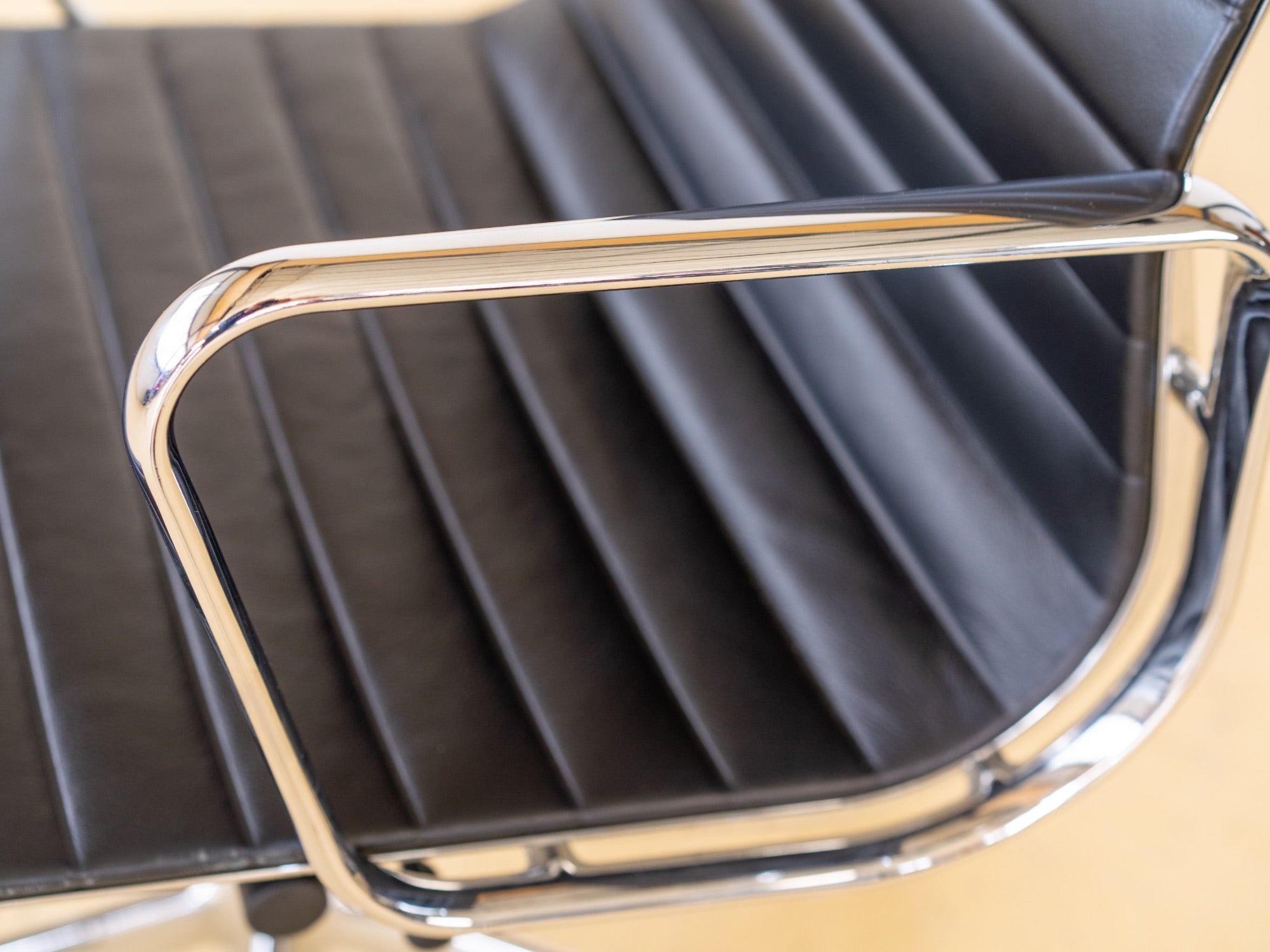 Ein Vitra Eames Aluminium Chair EA 117 mit Rollen, occasion in top Qualität. Der ideale Bürostuhl für Ihr Home Office, erhältlich bei atelier TILIJA.