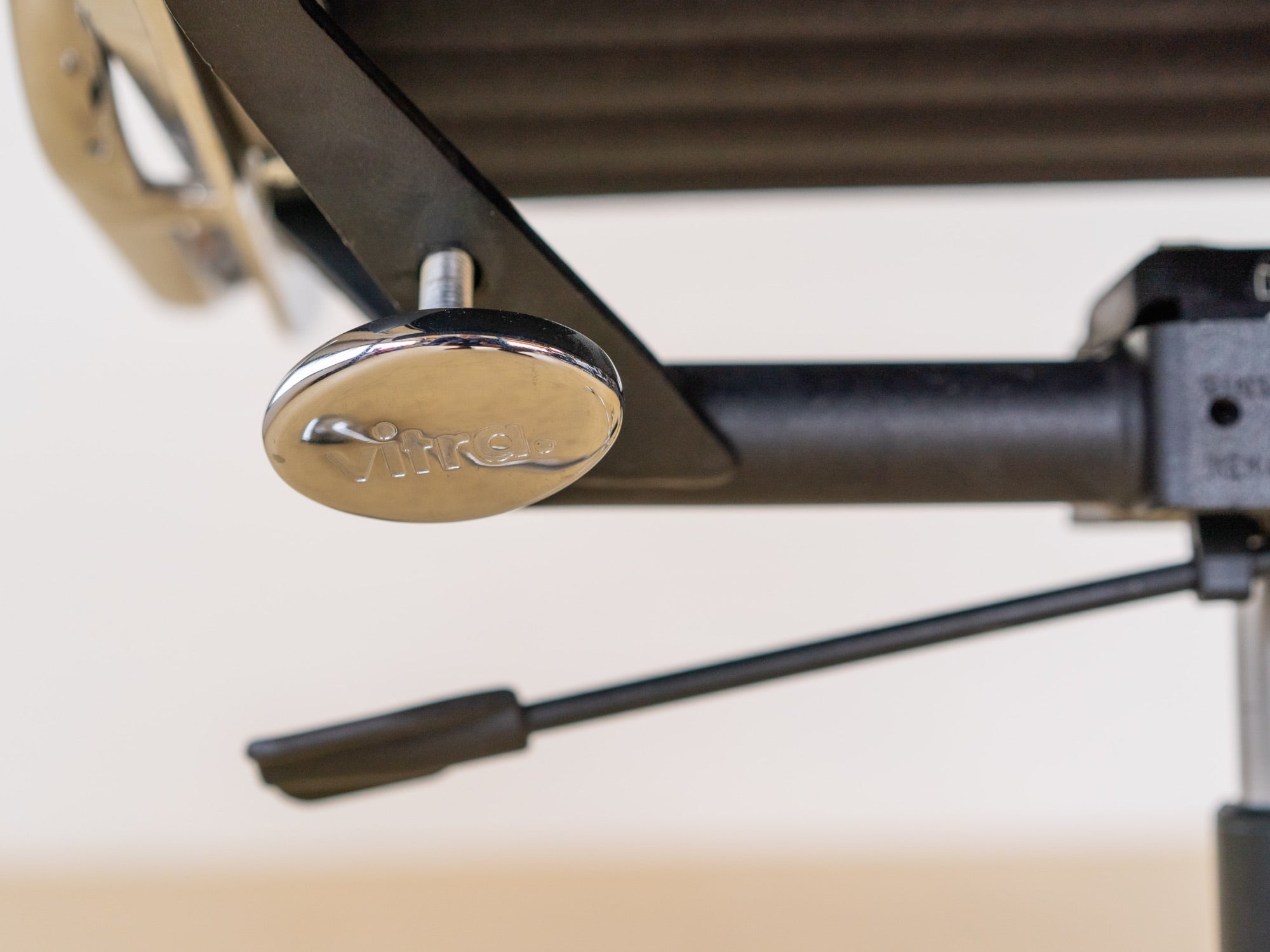 Ein Vitra Eames Aluminium Chair EA 117 mit Rollen, occasion in top Qualität. Der ideale Bürostuhl für Ihr Home Office, erhältlich bei atelier TILIJA.